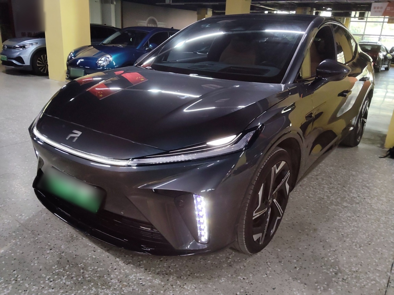 تحت مقدمة السيارة