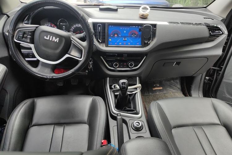 Used Isuzu JLM 2022 2.8T Classic Diesel 4x4 Comfort Version with Long Wheelbase – JE493ZLQ6E Center Console