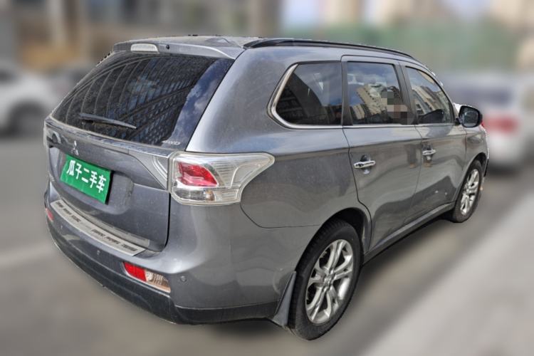 Used Mitsubishi Outlander 2013 2.4L 4x4 Luxury Navigation Edition 5 Seats Rear Right 45 Deg