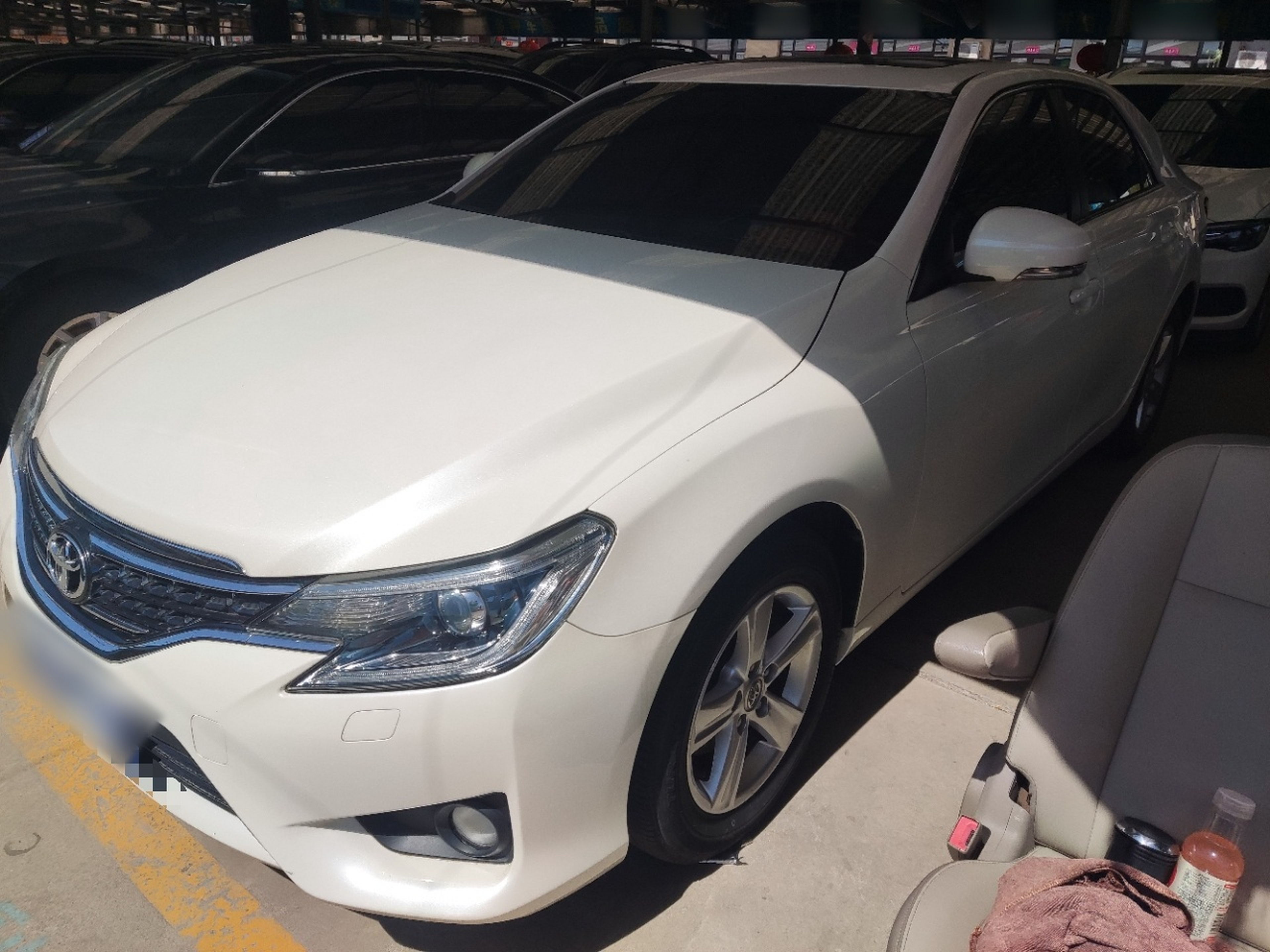 تحت مقدمة السيارة