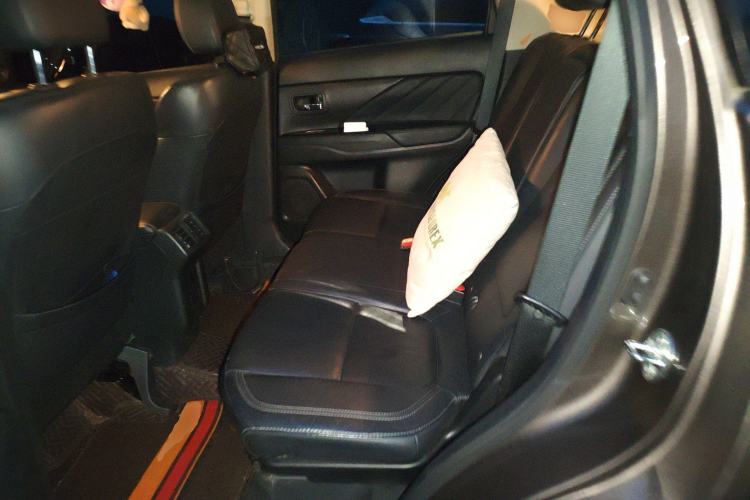 Used Mitsubishi Outlander 2019 2.4L 4x4 Zhi Xiang Edition 7 Seats China V Emission Standard
