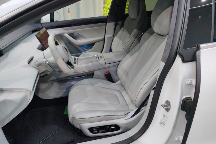 Used Hima Luxeed S7 2025 855 km Max
