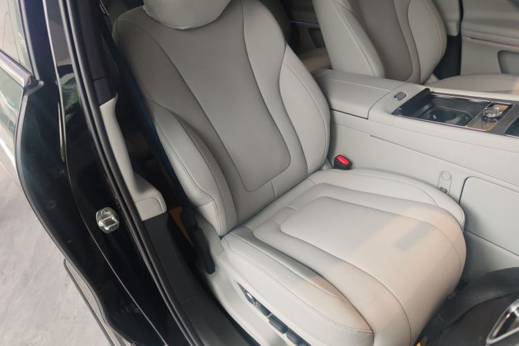 Used Hima AITO M9 2025 Extended-Range Max Version 52 kWh 6-Seater Edition Right Front Seat