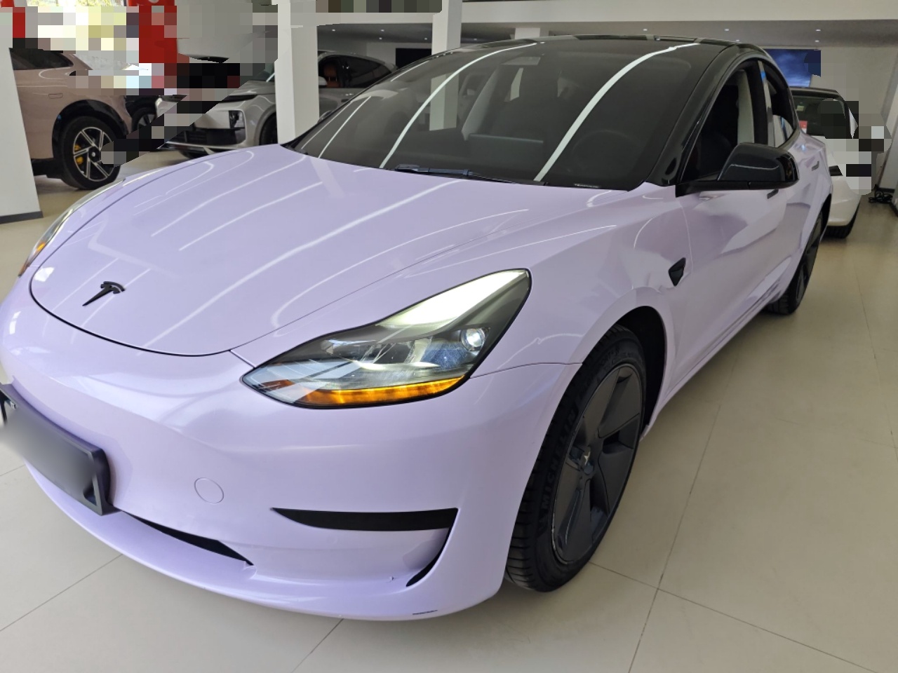 تحت مقدمة السيارة