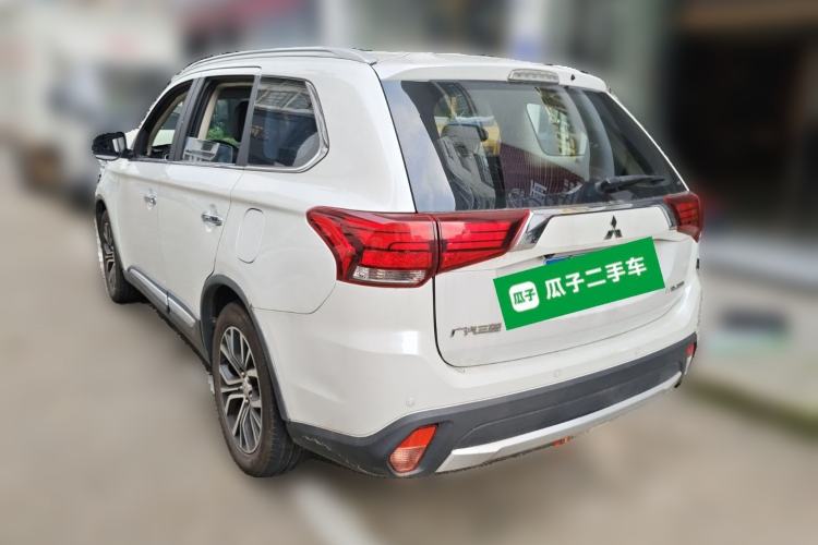 Used Mitsubishi Outlander 2016 2.4L 4x4 Luxury Edition 7-Seater Rear Left 45 Deg