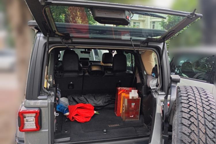 Used Jeep Wrangler 2019 2.0T Sahara Four-Door Version China VI Emission Standard Trunk