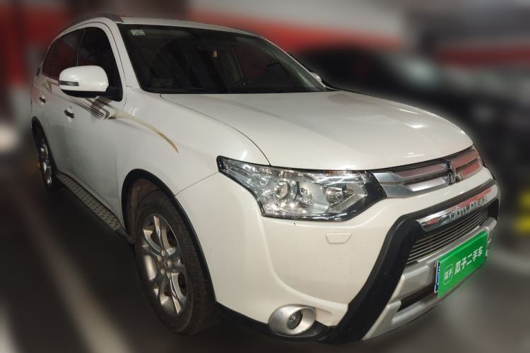 Used Mitsubishi Outlander 2014 2.4L 4x4 Deluxe Value Edition 5 Seats Front Right 45 Deg