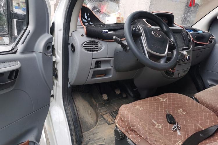 Used SAIC MAXUS Xintu V80 2020 2.5T Manual Classic City Delivery King Short Wheelbase Mid-Roof Design 2/3 Seats