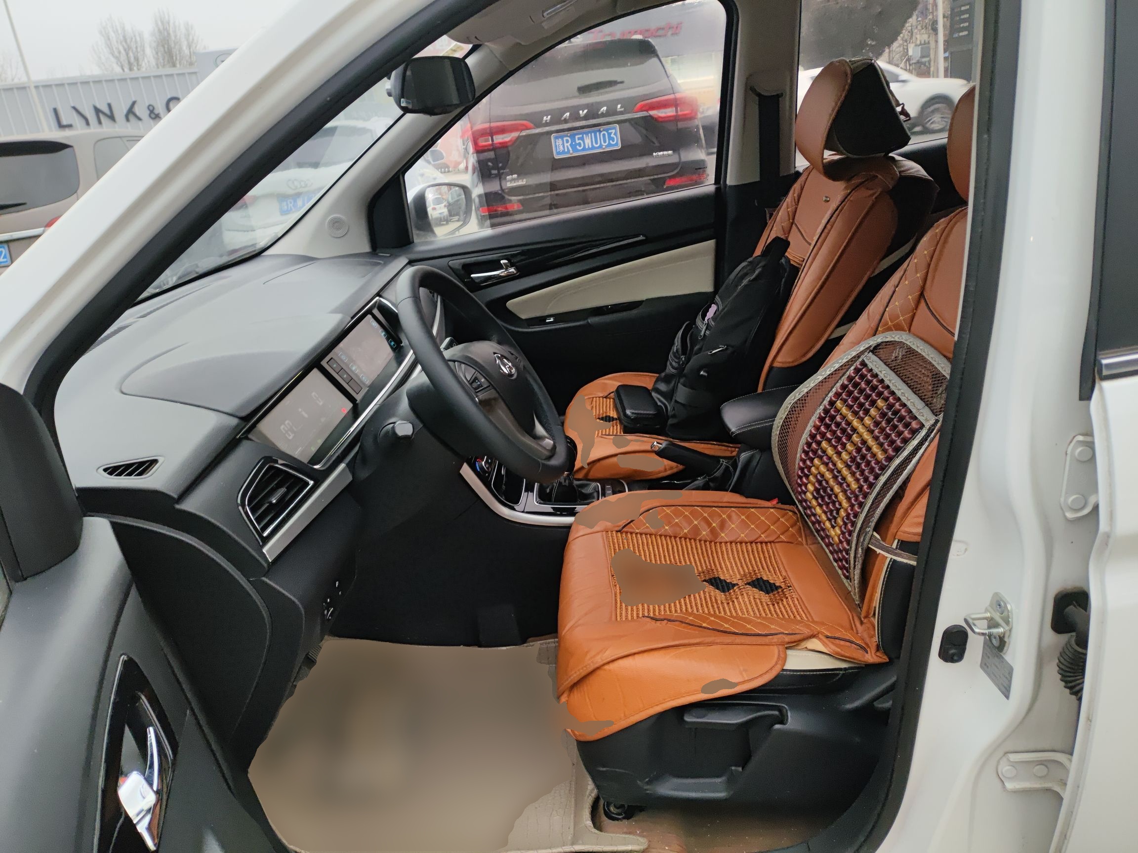 المقاعد الأمامية داخل السيارة