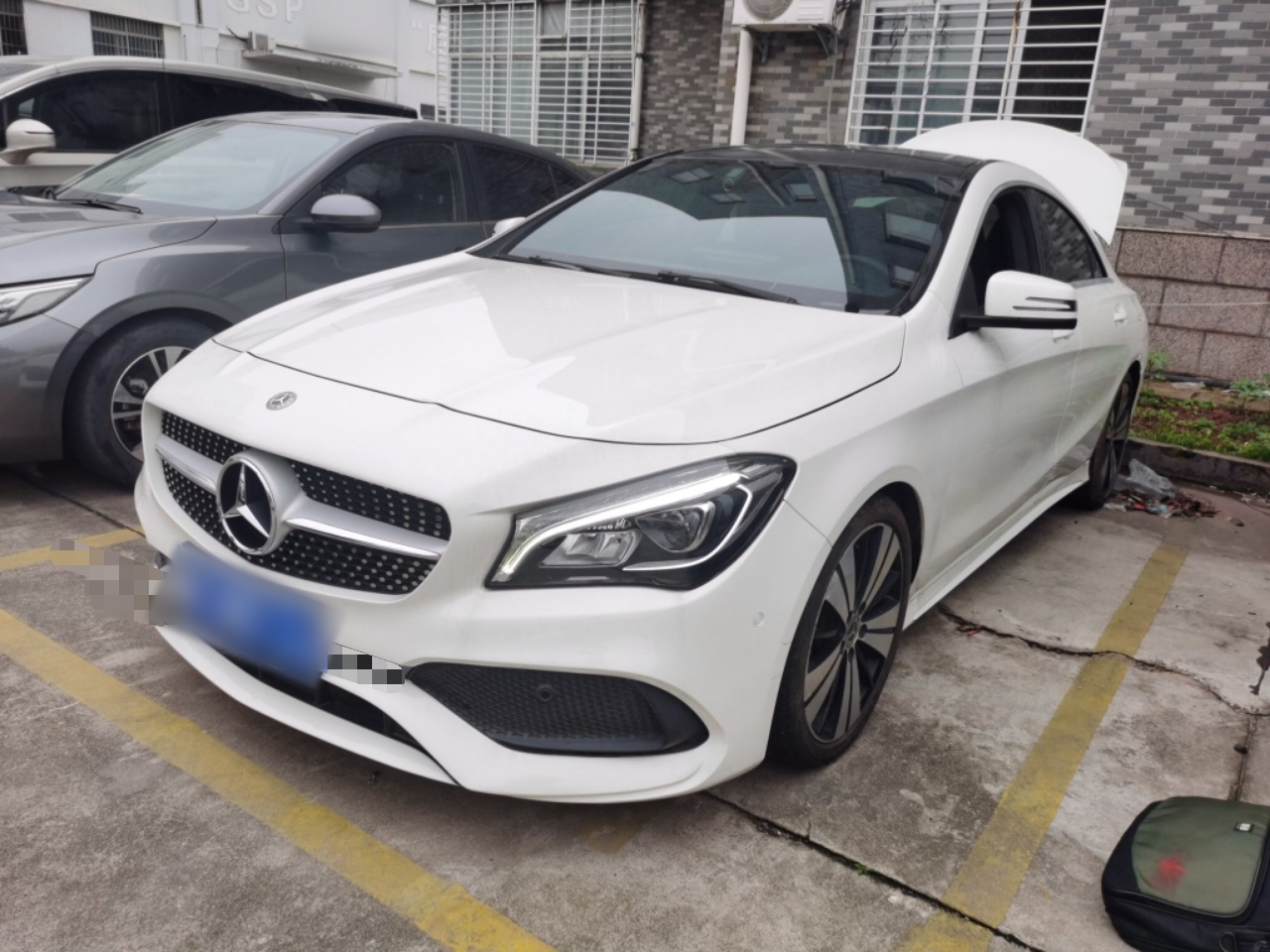 Под передней частью автомобиля