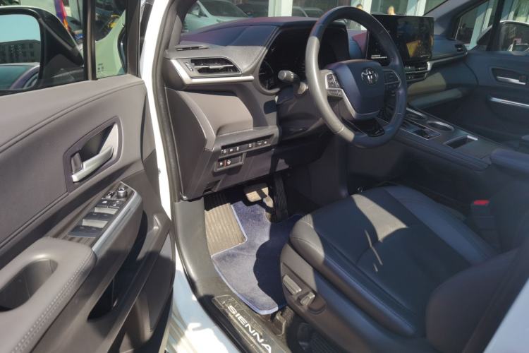 Used Toyota Sienna 2023 2.5L Hybrid Deluxe Edition
