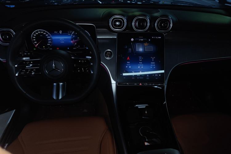 Used Mercedes-Benz GLC 2023 GLC 260 L 4MATIC Luxury 7-Seater Center Console