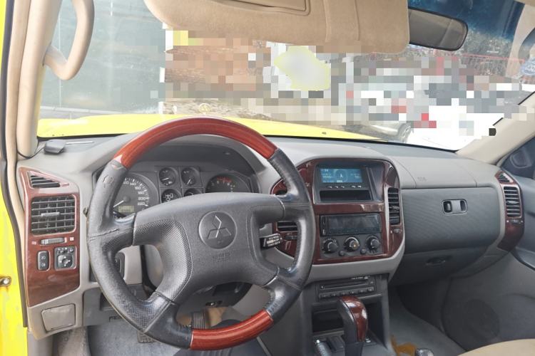 Used Mitsubishi Pajero 2006 3.0L AT GLX Center Console