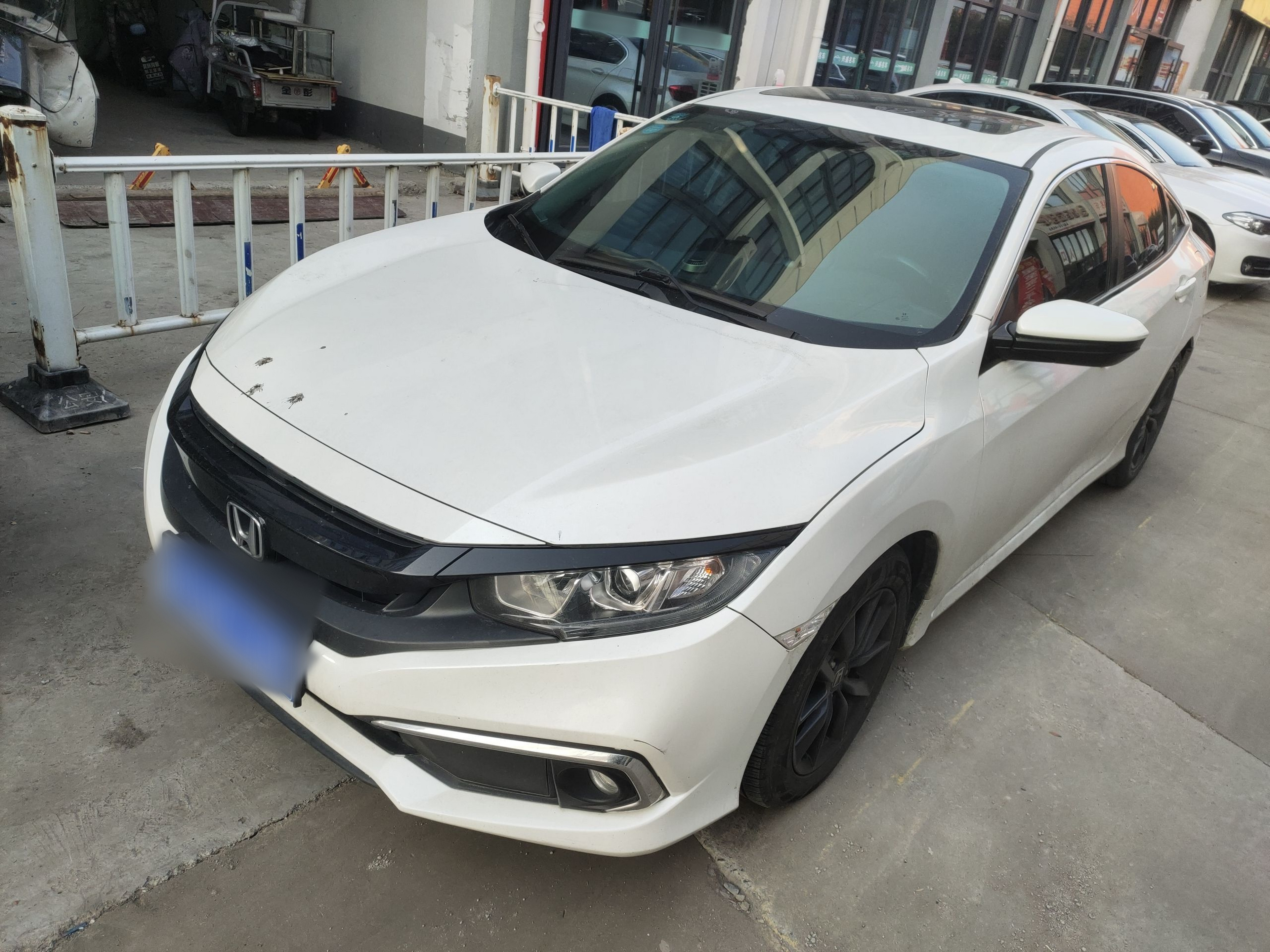 Под передней частью автомобиля