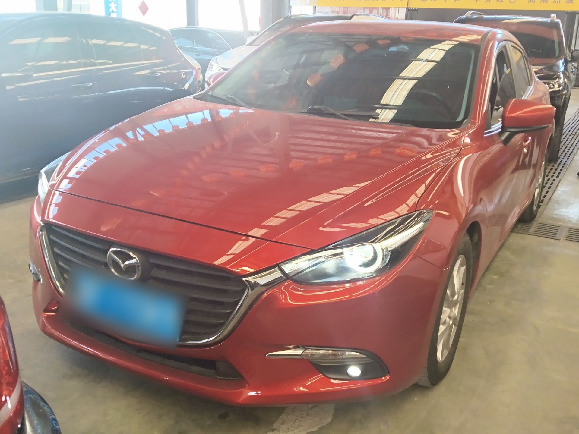 تحت مقدمة السيارة