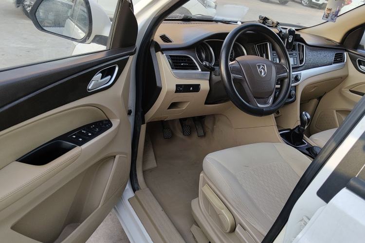 Used Baojun 730 2016 Revised 1.5L Manual Standard Version 7 Seats China V Emission Standard
