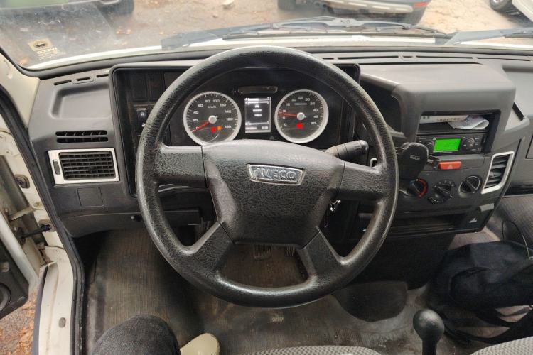 Used Iveco Daily 2021 2.5T V40 2-3 Seater Long Wheelbase Mid-Roof Dual Tires Manual Doors Steering Wheel