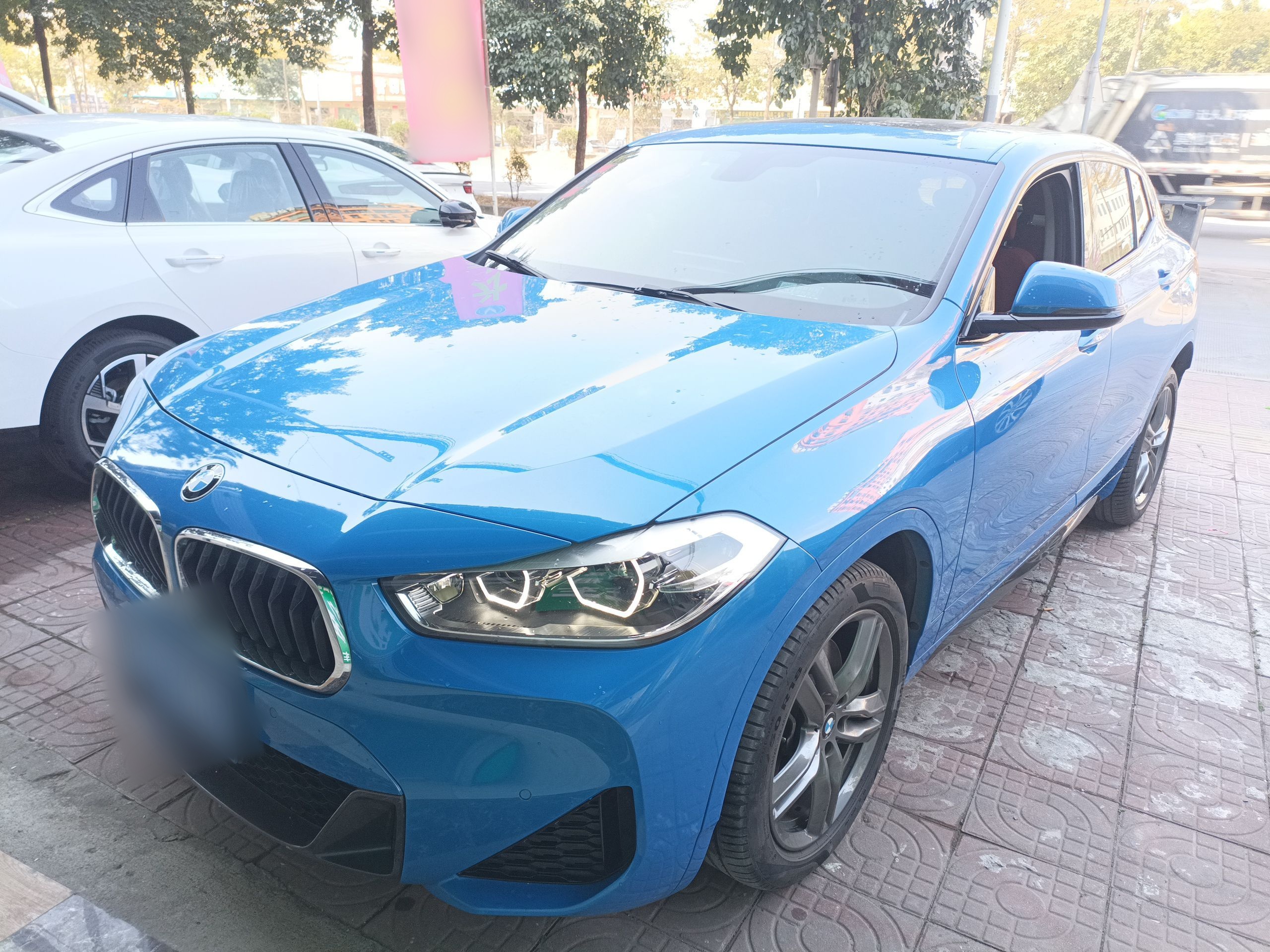 Под передней частью автомобиля