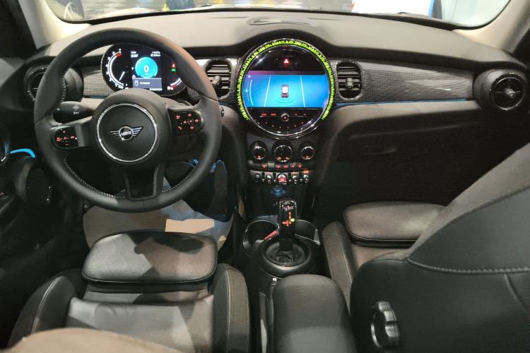 Used MINI 2022 Updated 1.5T COOPER Artist Five-Door Edition Center Console