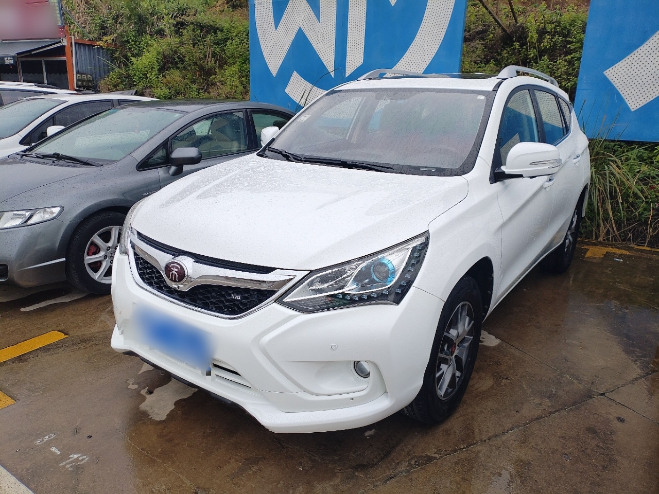 تحت مقدمة السيارة