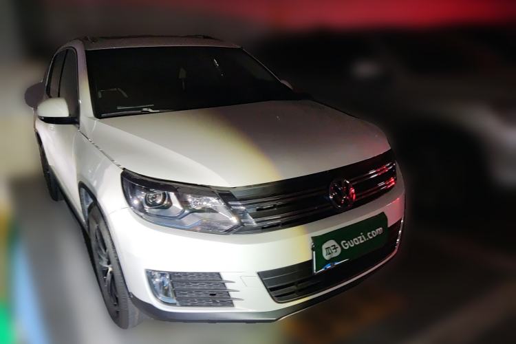 Used Volkswagen Tiguan 2013 1.8 TSI Automatic All-Wheel Drive Luxury Model Front Right 45 Deg