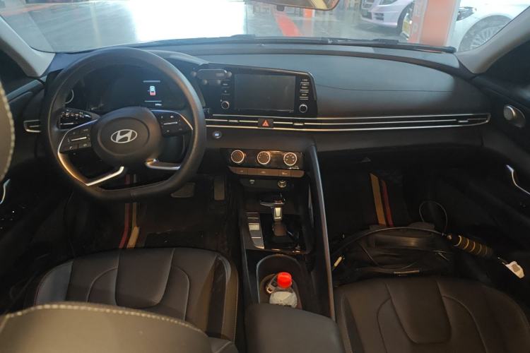 Used Hyundai Elantra 2023 1.5L CVT GLX Elite Edition Center Console