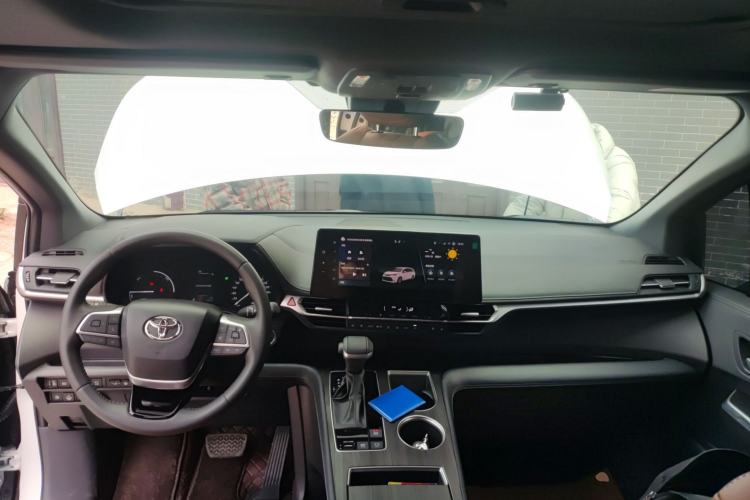 Used Toyota SIENNA 2026 Model 2.5L Dual-Engine Four-Wheel-Drive Premium Edition Center Console