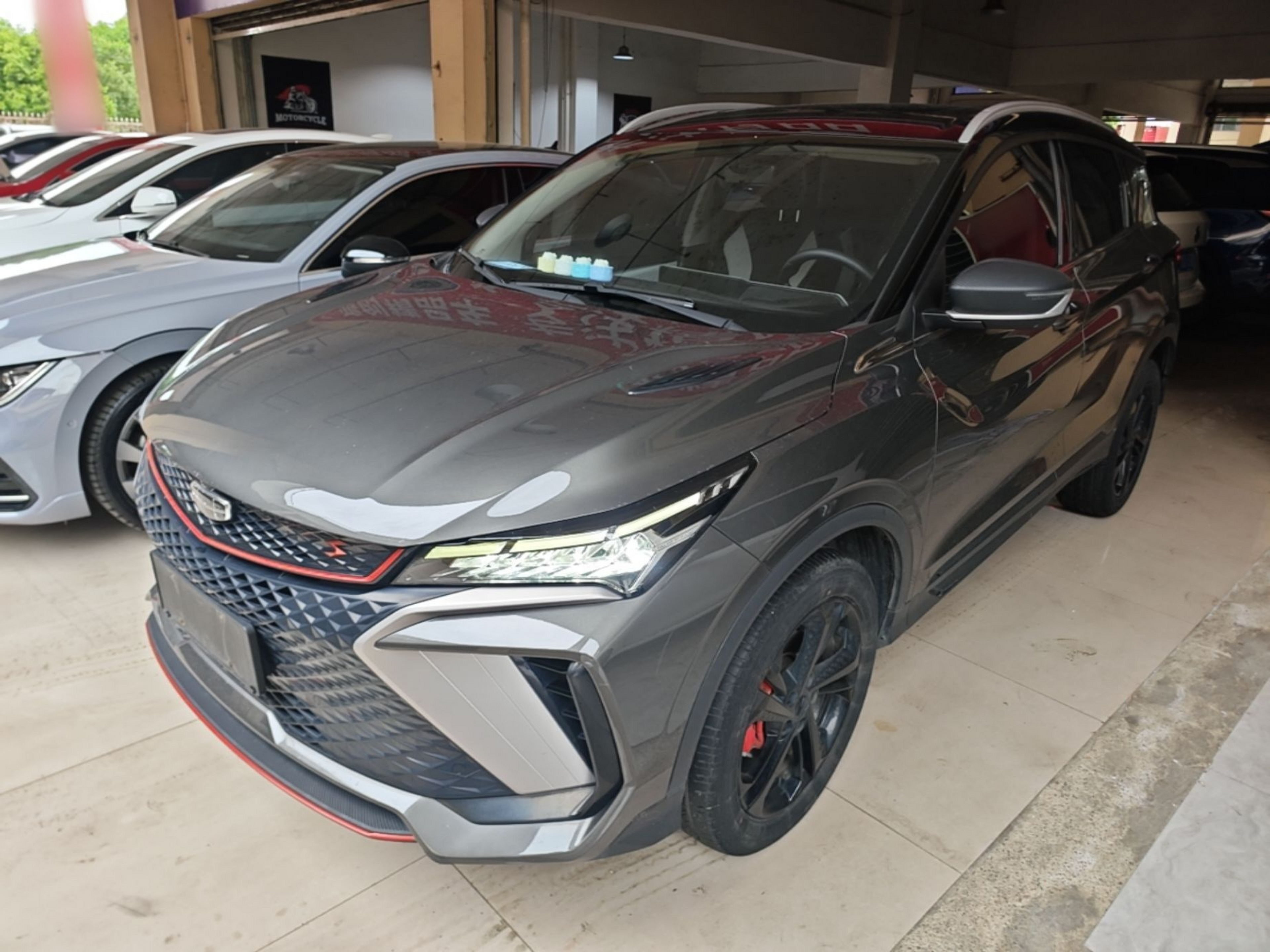 Под передней частью автомобиля