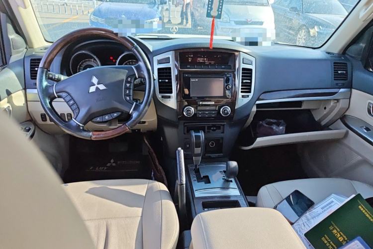 Used Mitsubishi Pajero  Center Console