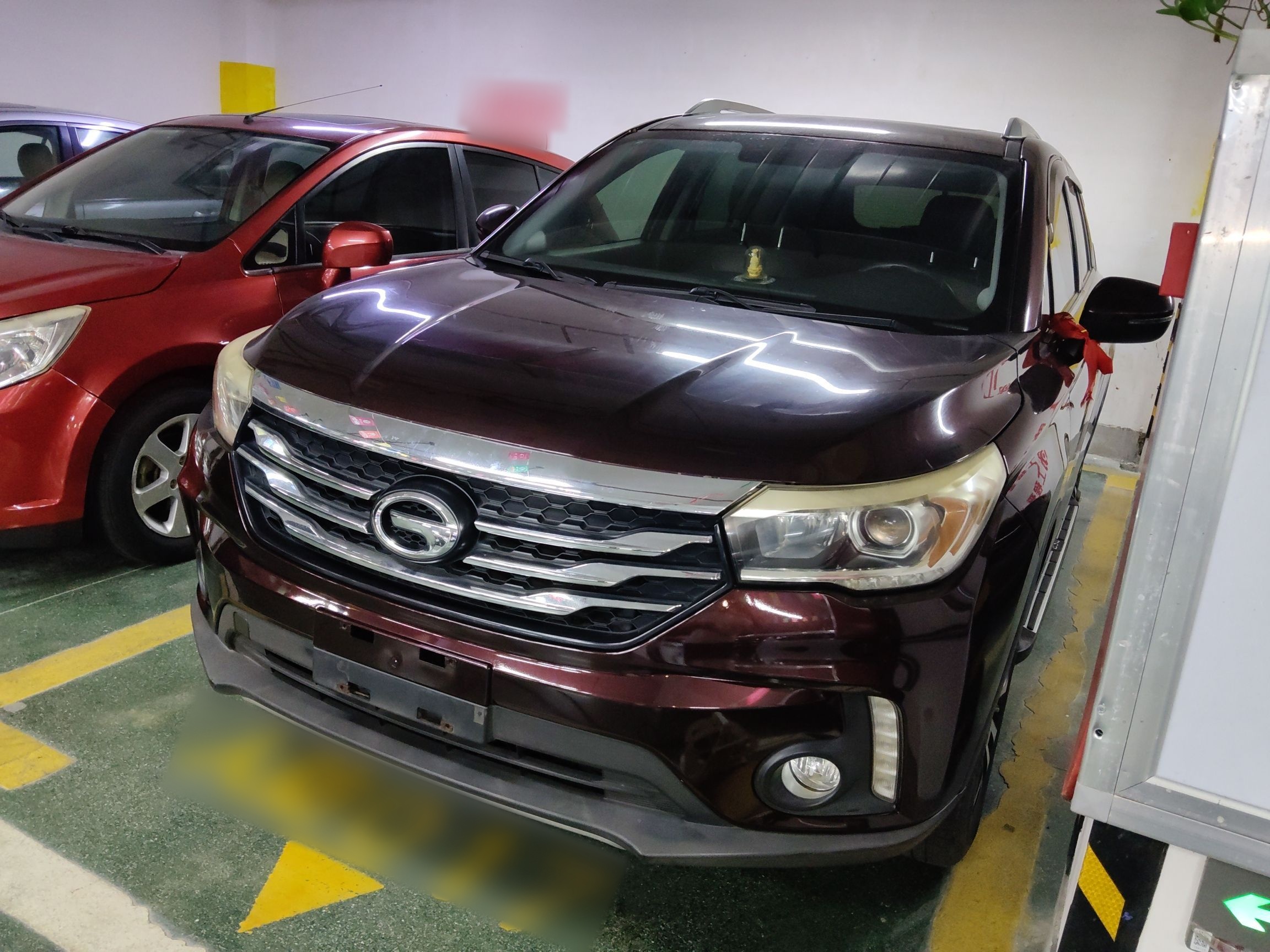 Под передней частью автомобиля