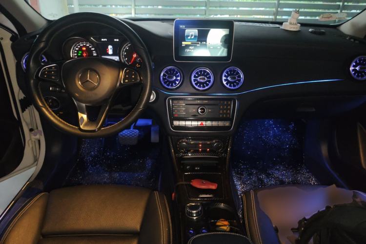 Used Mercedes-Benz GLA 2017 GLA 220 4MATIC Fashion Model Center Console