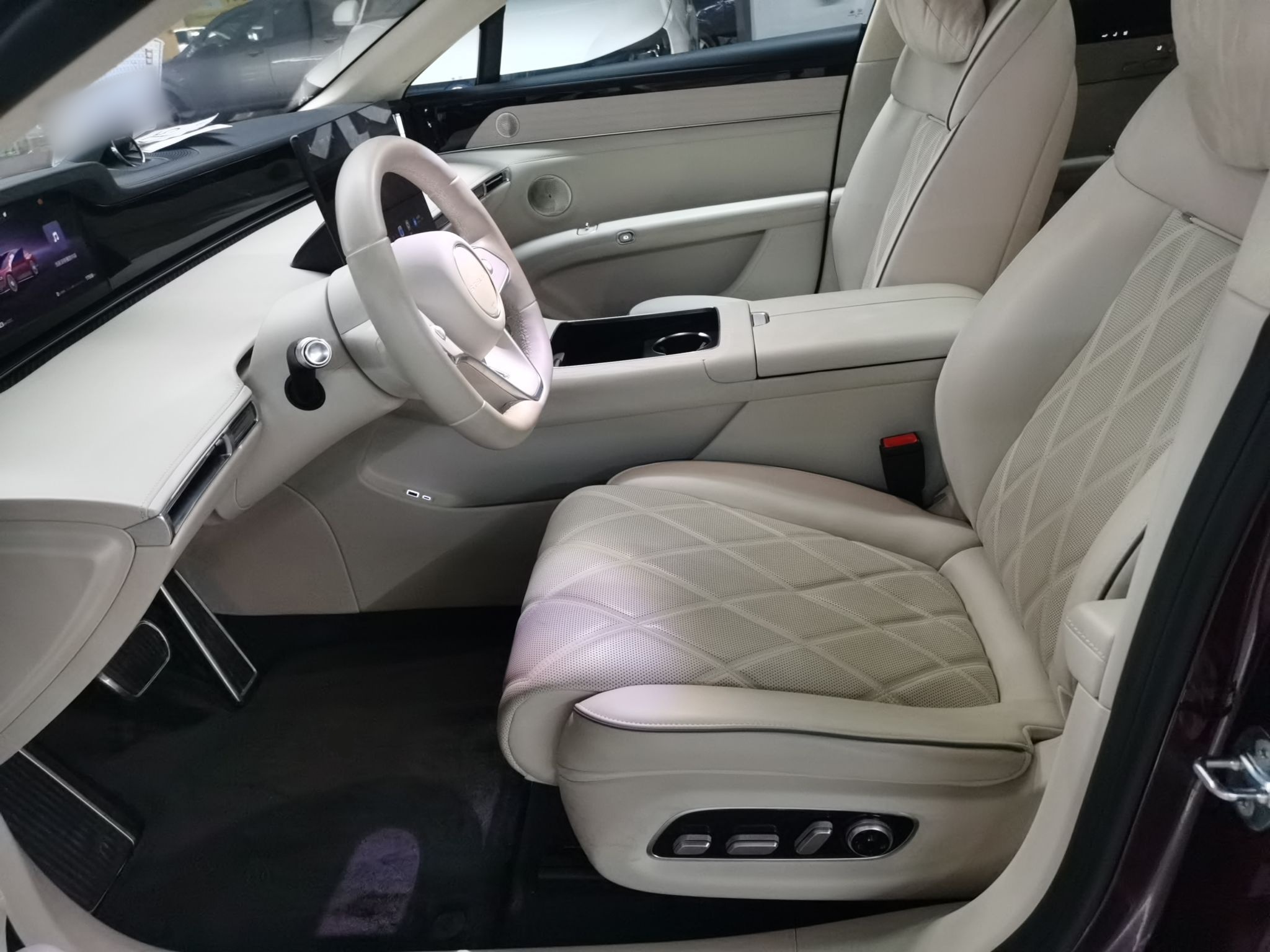 المقاعد الأمامية داخل السيارة