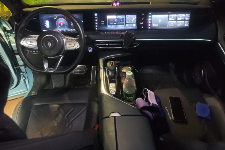 Used VOYAH FREE 2023 Four-Wheel Drive Extended-Range Model with Ultra-Long Range Center Console