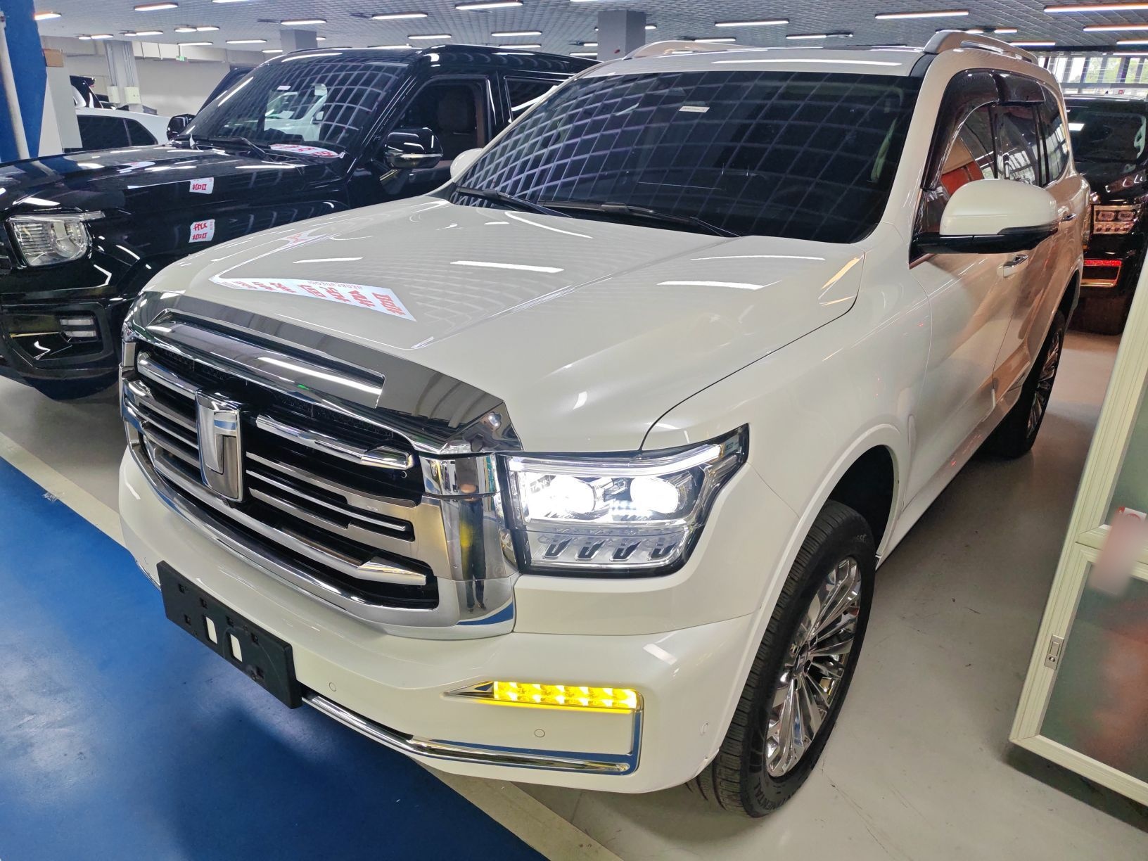 تحت مقدمة السيارة