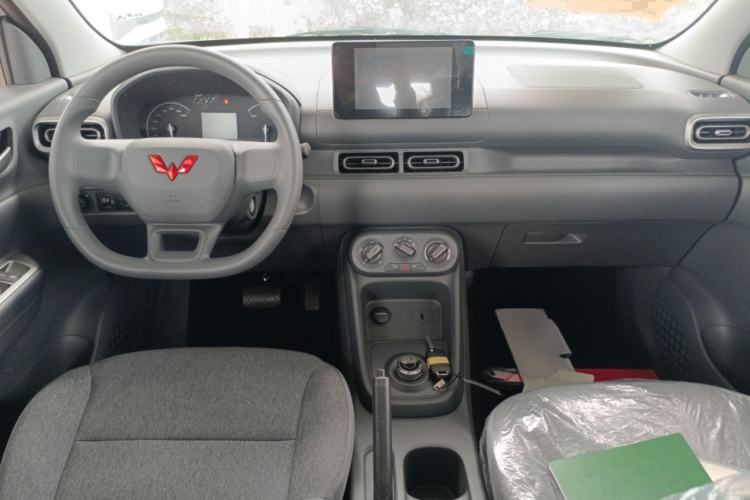 Used Wuling Hongguang New Energy 2025 Extended-Range Hybrid 50KM Comfort Version Center Console