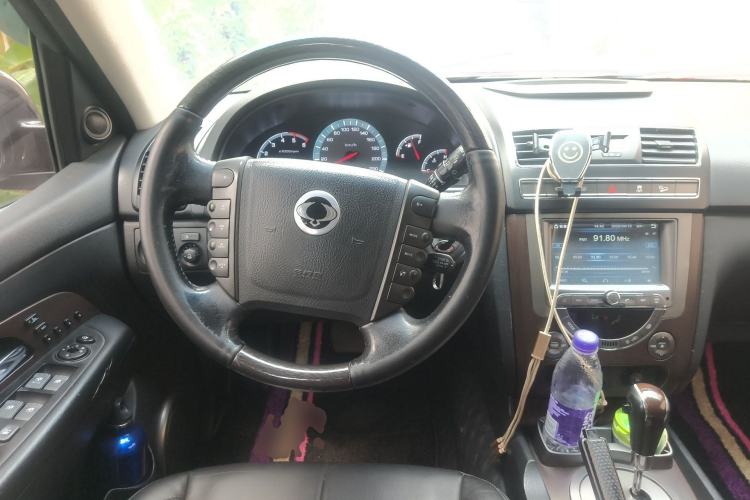 Used SsangYong Rexton W 2014 2.0T Four-Wheel Drive Luxury Navigation Version with 7 Seats Steering Wheel