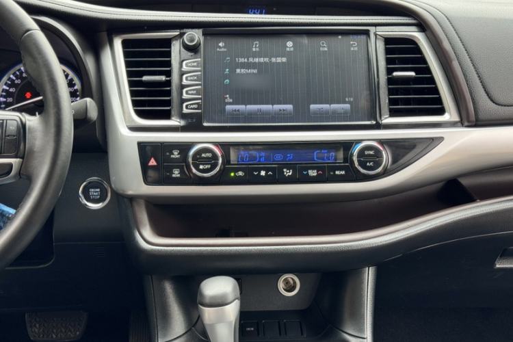 Used Toyota Highlander 2015 2.0T Two-Wheel Drive Luxury Edition 7 Seats Interior 2