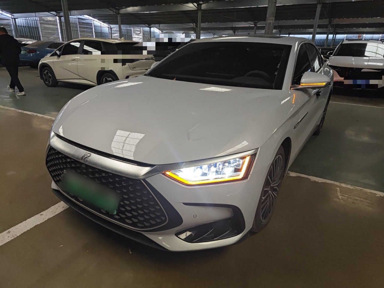 Под передней частью автомобиля