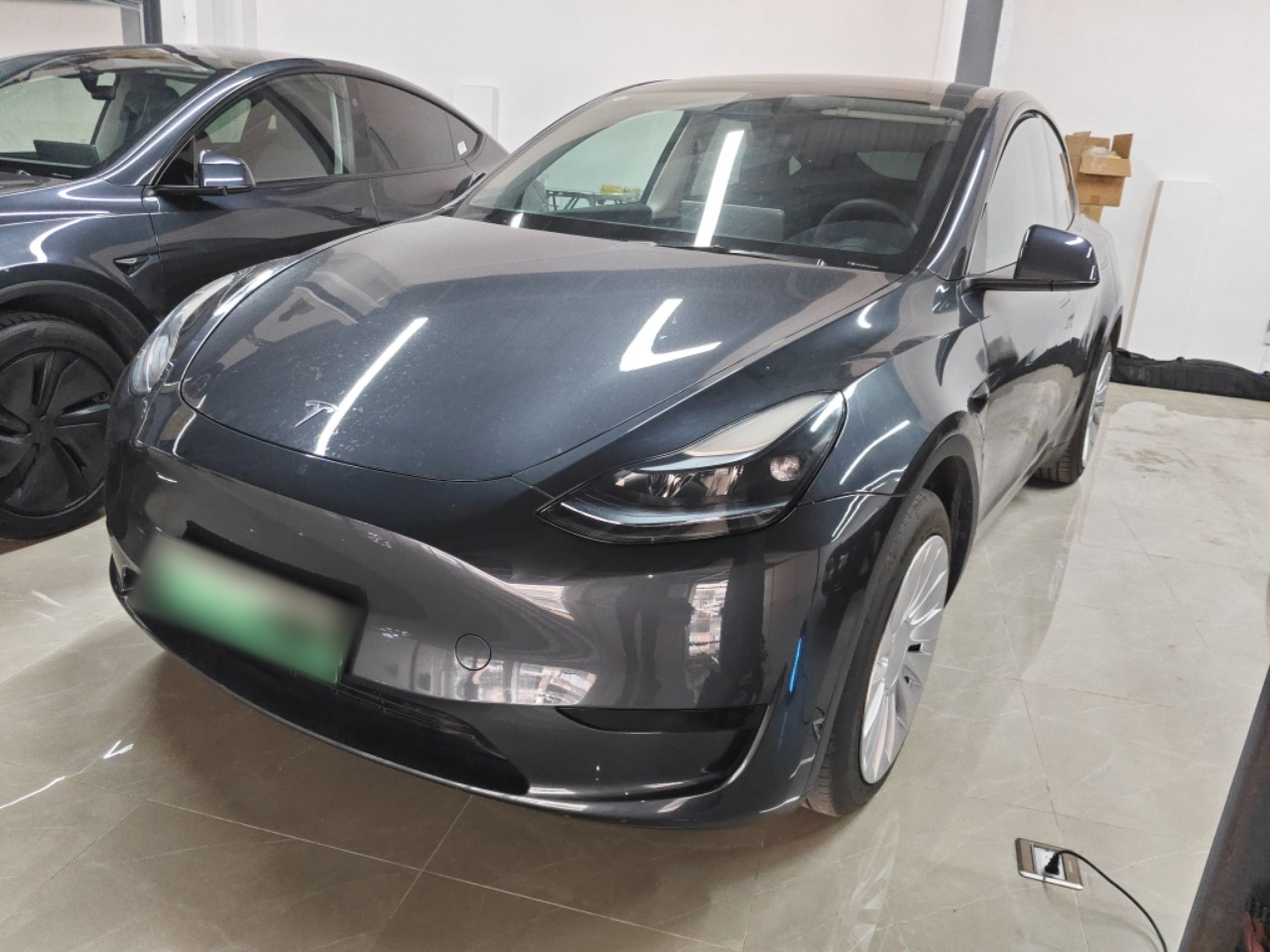 تحت مقدمة السيارة