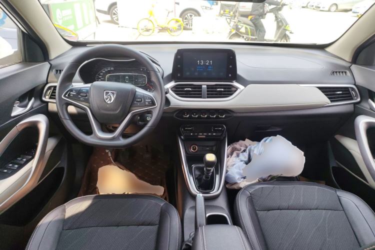 Used Baojun 510 2017 1.5L Manual Fashion Model Center Console