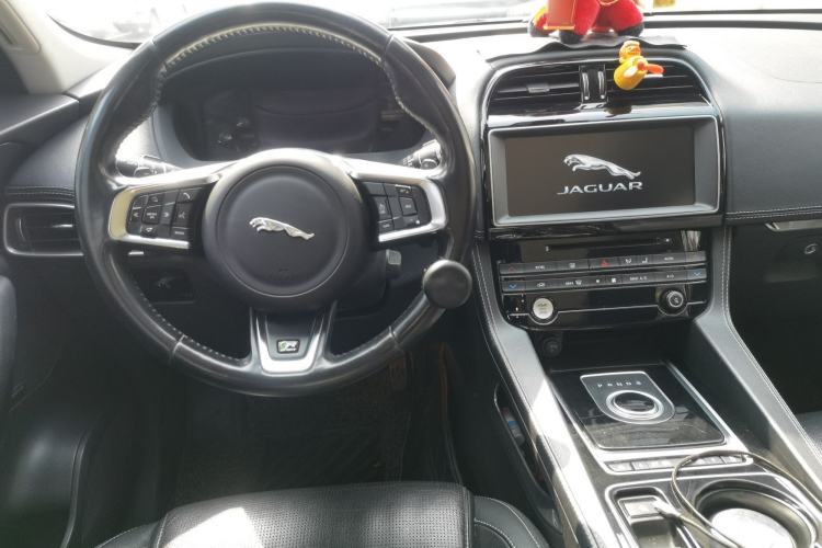 Used Jaguar F-PACE 2016 2.0T Two-Wheel Drive Urban Luxury Edition
