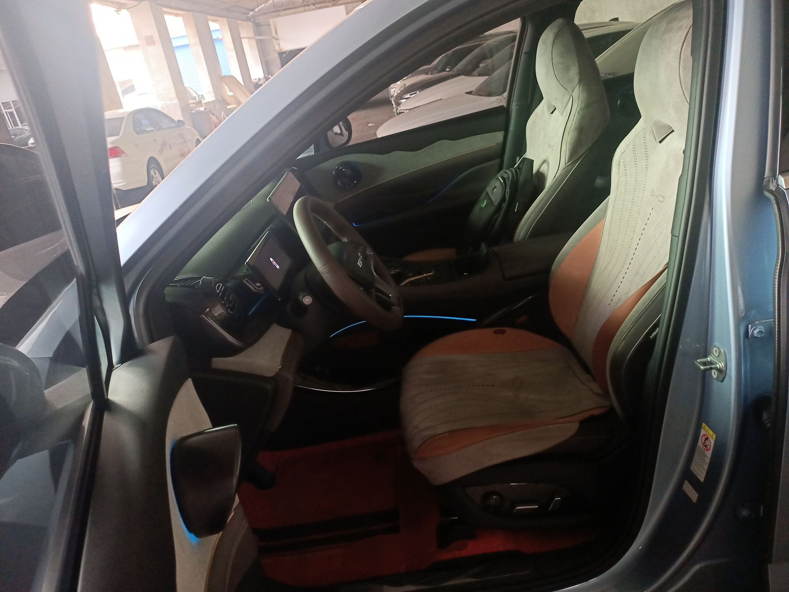 المقاعد الأمامية داخل السيارة