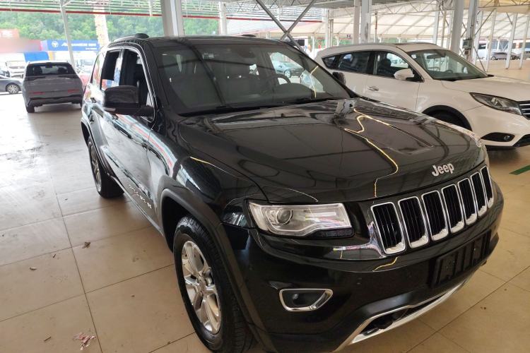 Used Jeep Grand Cherokee 2014 3.0TD Diesel Comfort Navigation Version Front Right 45 Deg