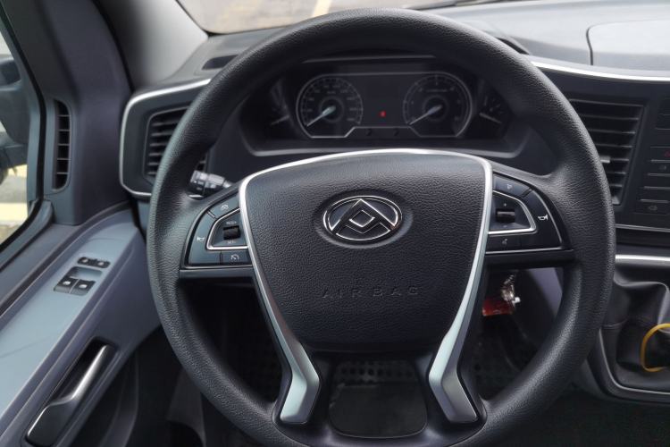 Used SAIC MAXUS Xintu V80 2023 2.0T Manual Classic Aoyuntong Short Wheelbase Ultra-Low Roof 5/6-Seater
