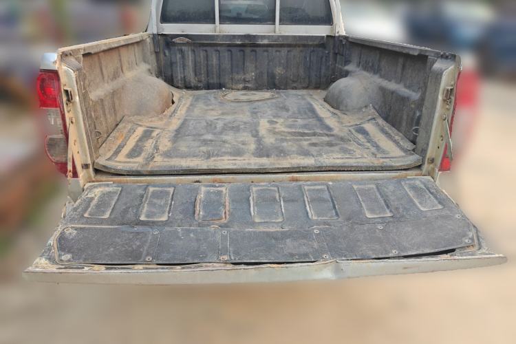 Used Great Wall Wingle 5 2017 2.0T European-spec Diesel Two-Wheel-Drive Entry-Level Big Double-Cab GW4D20D Trunk