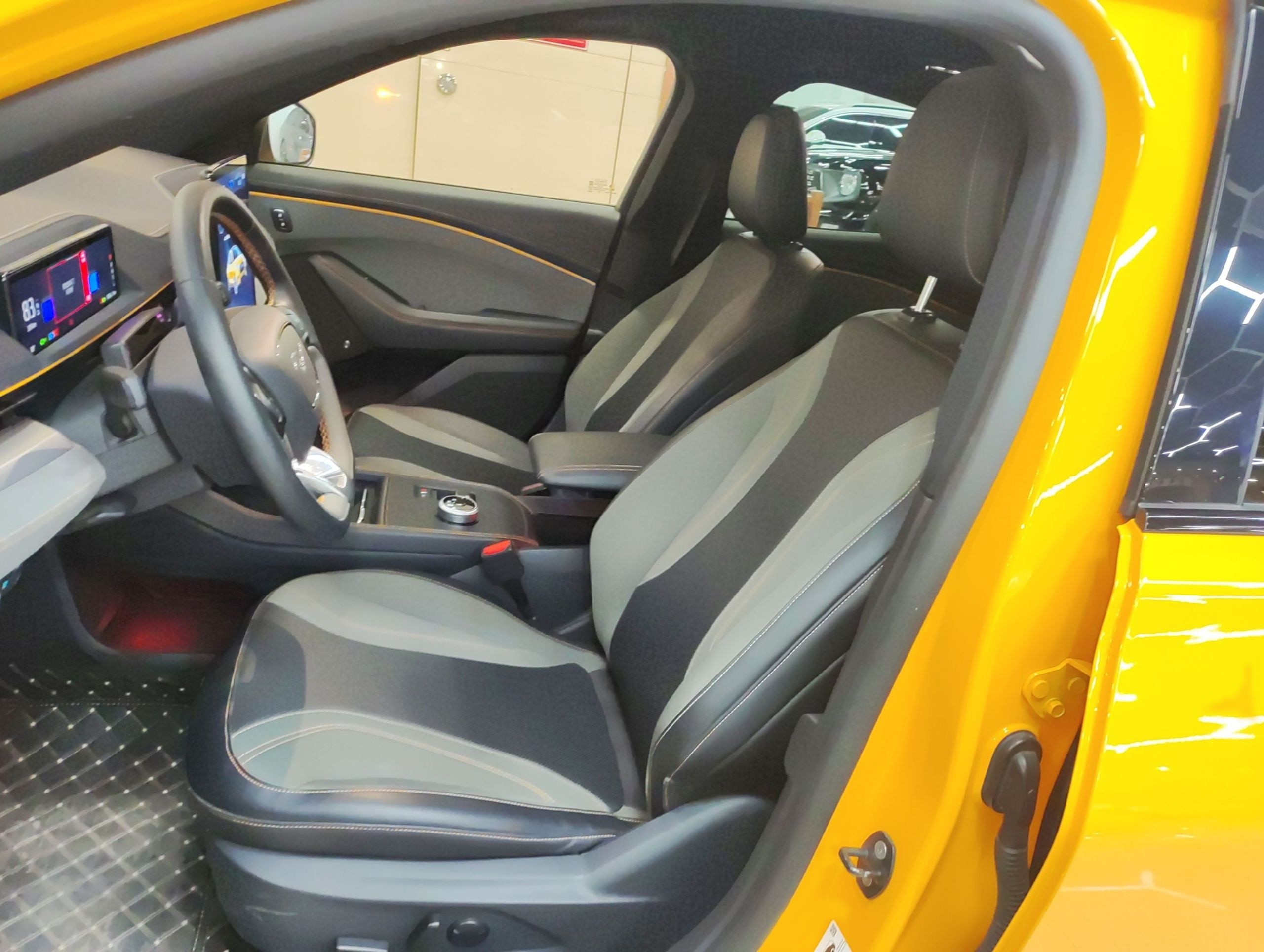 المقاعد الأمامية داخل السيارة