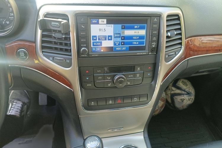 Used Jeep Grand Cherokee 2011 3.6L Luxury Navigation Edition Audio And AC Panel