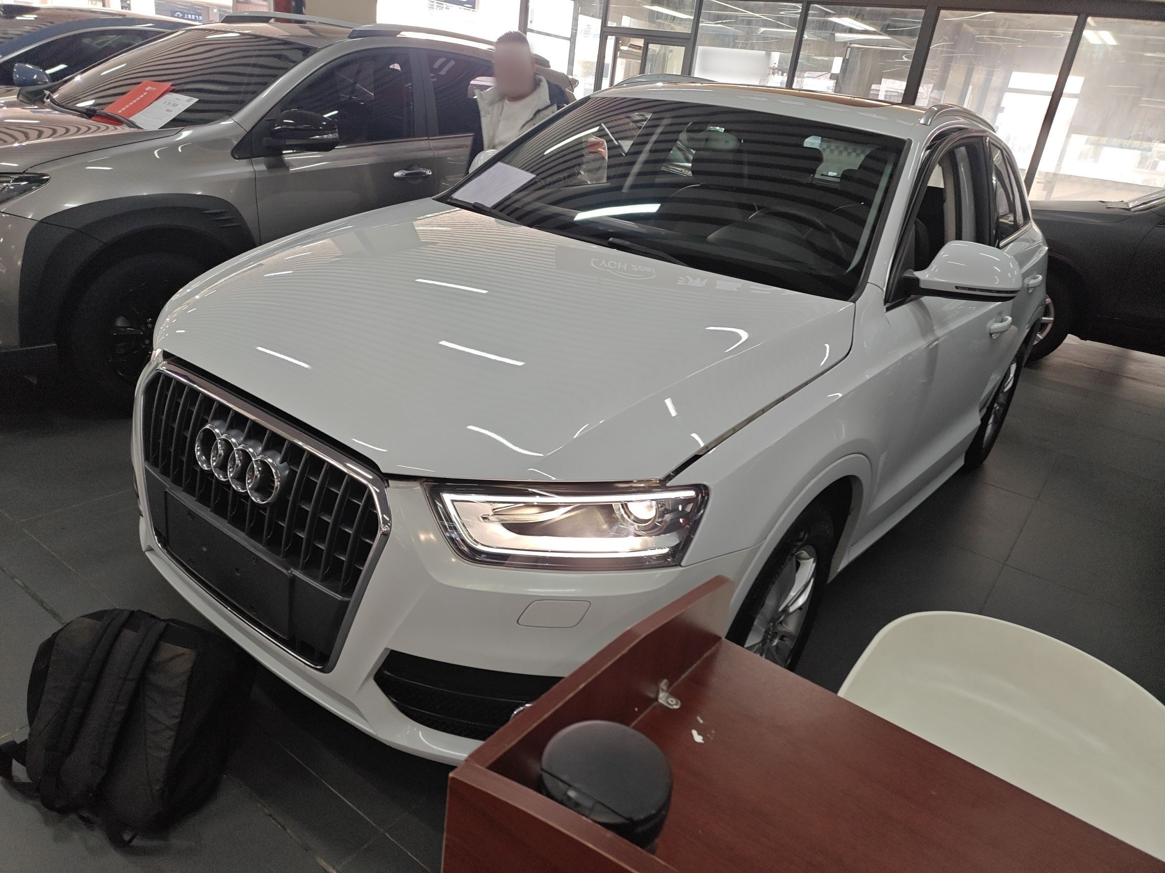 Под передней частью автомобиля