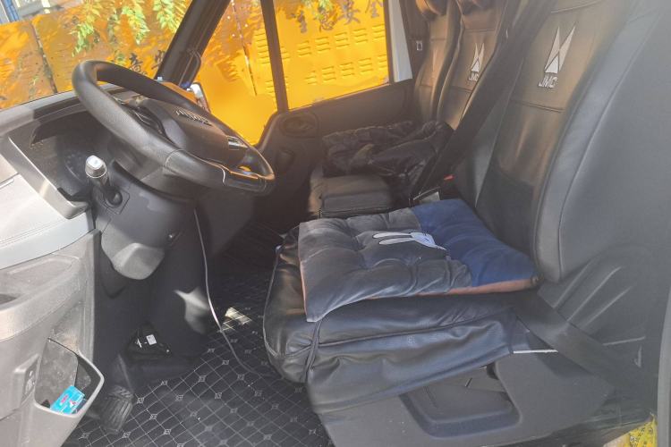 Used JMC Fushun 2025 2.0T 8AT Diesel Short-Wheelbase Mid-Height Commercial Van with 2/3 Seats
