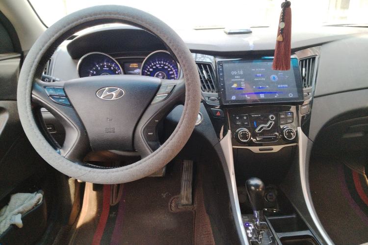 Used Hyundai Sonata 2011 2.0L Automatic Luxury Edition Center Console